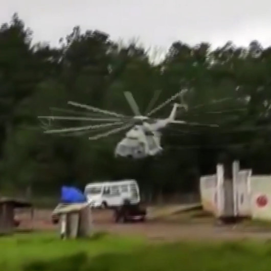 Meksikada kontrolden çıkan askeri helikopter düştü: O anlar kamerada